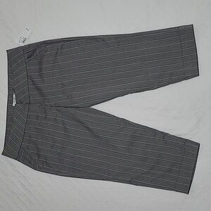 😍3/$25 Ricki's Striped Cropped Pants